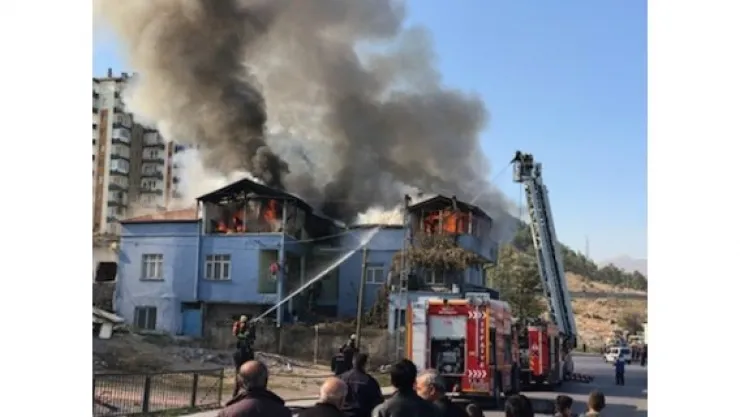 Karacaoğlu Mahallesi'nde korkutan yangın