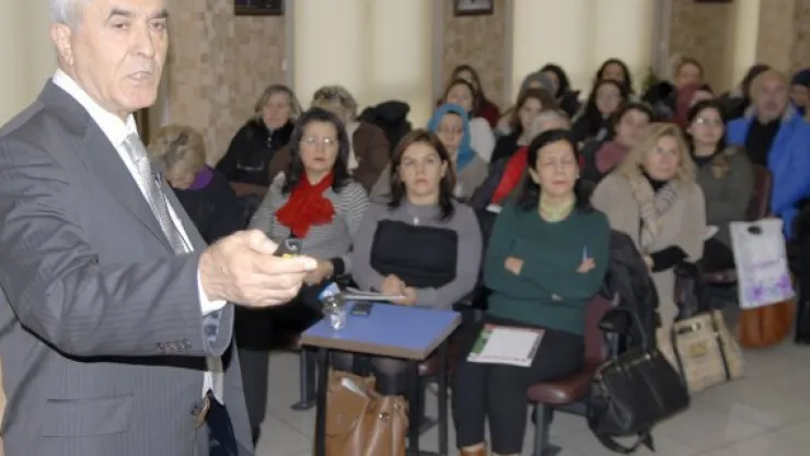 Eczacılara çocuklardaki şeker hastalığı anlatıldı