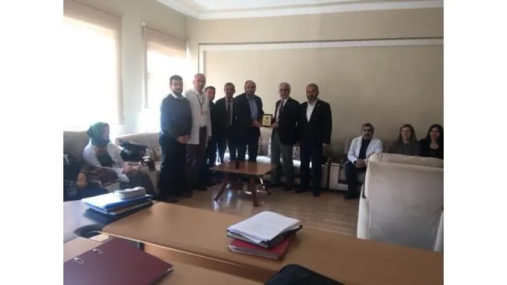 Eğitim Bir Sen'den başarılı okullara plaket