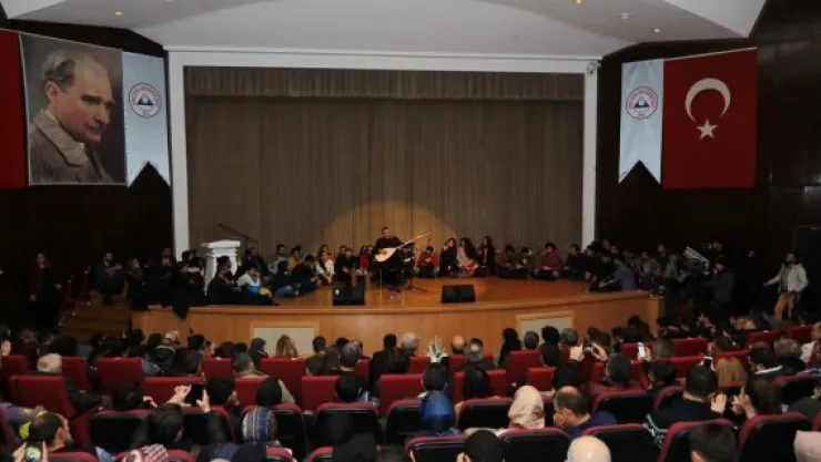 ERÜ'de THM Sanatçısı Cengiz Özkan konser verdi