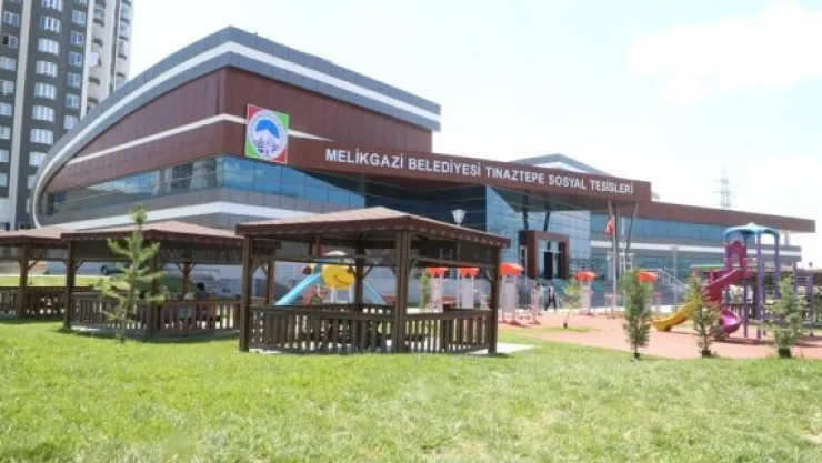 Melikgazi'nin yüzme havuzu 365 gün hizmet veriyor