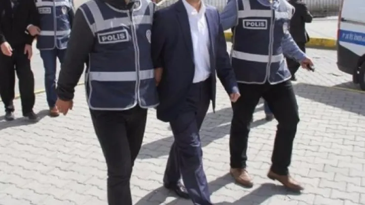 3 avukatla 1 eski polise ceza verildi