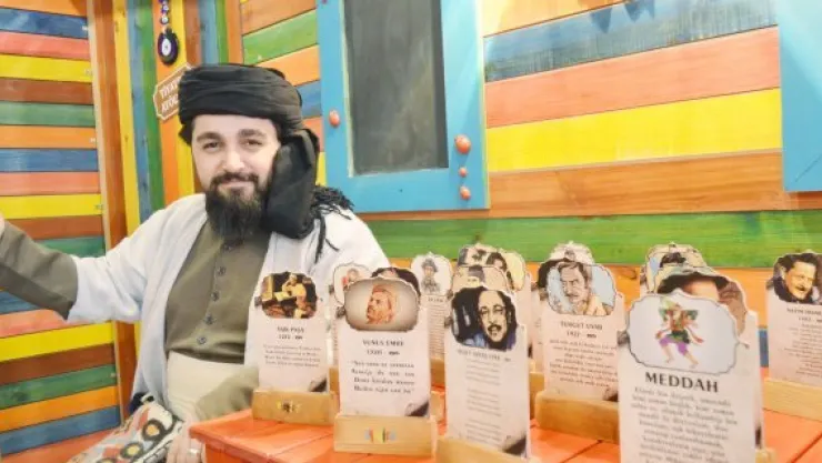 Açtığı sanat kafede meddahlık geleneğini yaşatıyor