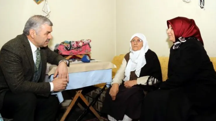 Başkan Çelik ve eşinden yaşlılara ziyaret