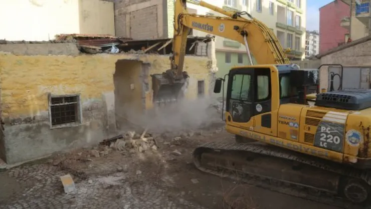 Develi'de metruk evlerin yıkımı ve temizliği devam ediyor