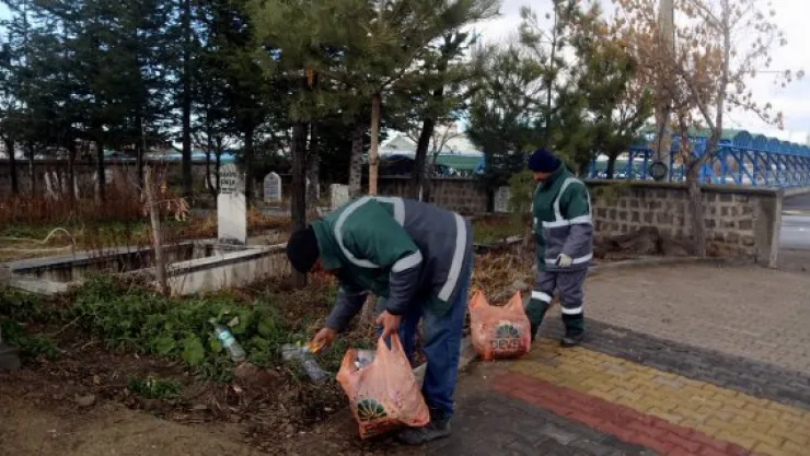 Develi'de mezarlıklarda temizlik çalışmaları ediyor