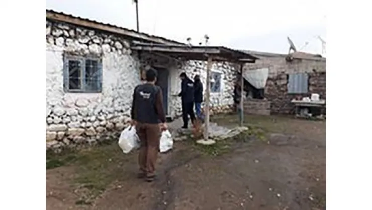 Develi'de yardım kervanı sürüyor