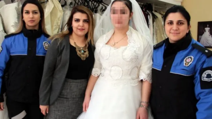 Polis öncülüğünde &quotgelinlik" dikmeyi öğrendiler