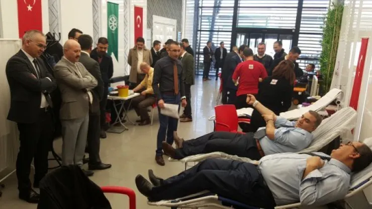 Şeker'den Mehmetçiğe kan bağışı desteği