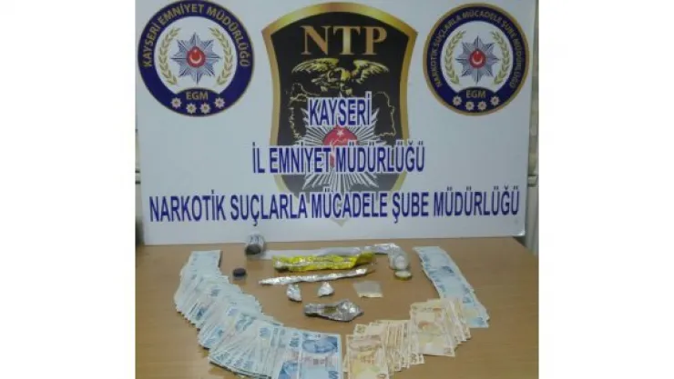 Uyuşturucu zanlıları 14 bin TL ile birlikte yakalandı