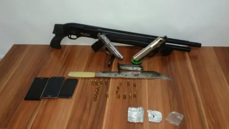 Araç aramasında ruhsatsız silah ve uyuşturucu yakalandı