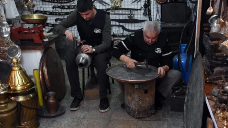 Baba-oğul mesleklerini ayakta tutmaya çalışıyor