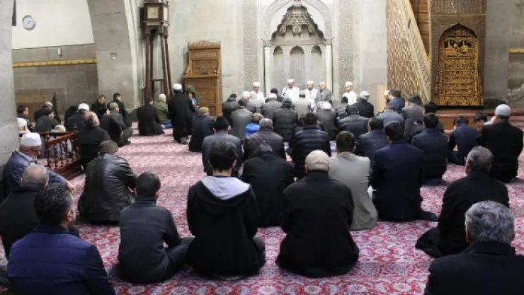 'Dün Hocamızı sevmeyenler bugün helallik istiyor'