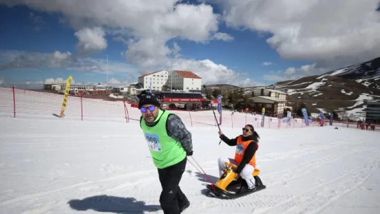 Eşler "Artık çekilmez oldun" diyerek yarıştı