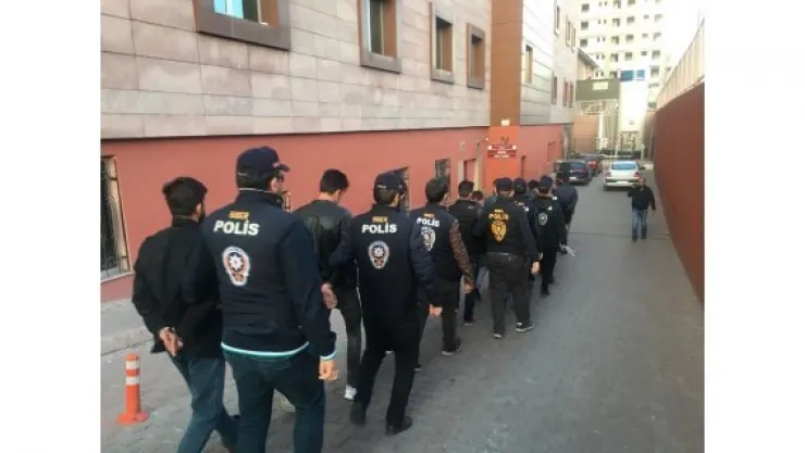 Banka hesaplarını boşaltan çete yakalandı