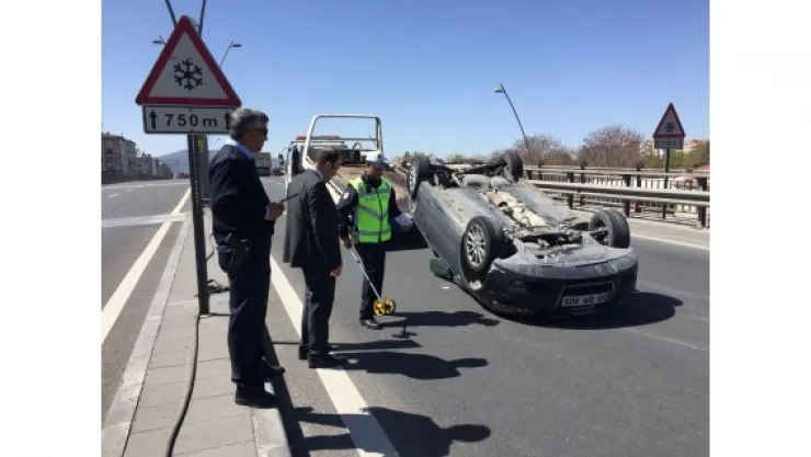 Direksiyon hakimiyeti kaybolan otomobil ters döndü 