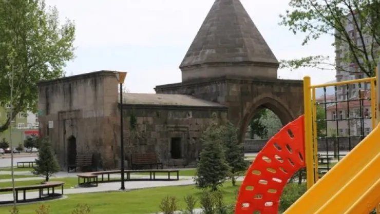  Dört Ayaklı Türbe onarıldı