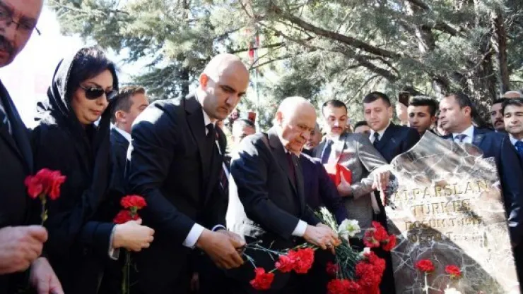 MHP ve Ülkü Ocakları Türkeş'i andı
