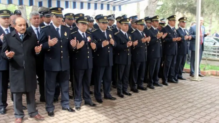 Protokol polis şehitliğini ziyaret etti