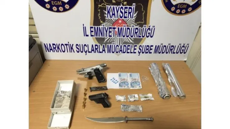 Uyuşturucu taciri iki kişi gözaltına alındı