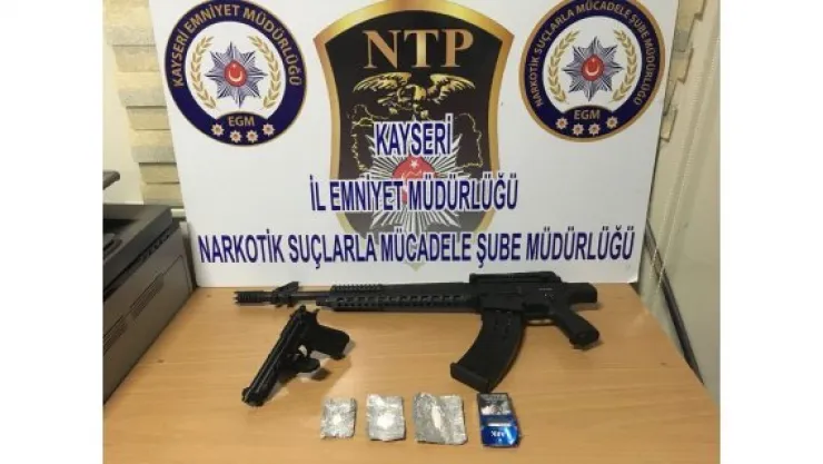 Uyuşturucu taciri tabanca ve tüfekle yakalandı