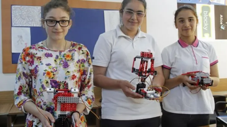 Engellerini robotik kodlamayla aşıyorlar