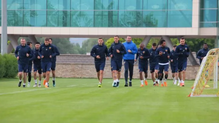 Kayserispor Akhisarspor'u ağırlıyor