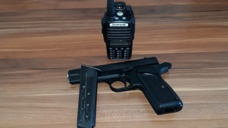 Telsiz ve silahla yakalanan 3 kişi gözaltına alındı