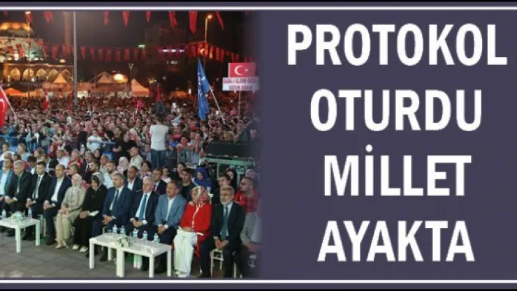 Protokol oturdu millet ayakta