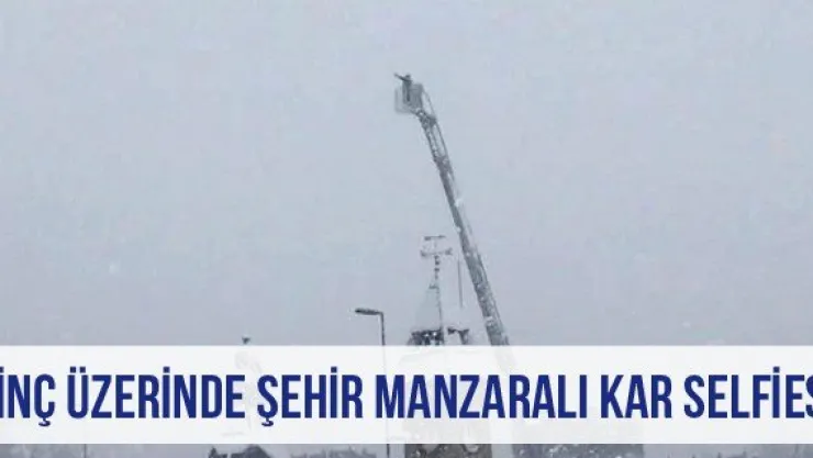 Vinç Üzerinde Şehir Manzaralı Kar Selfiesi