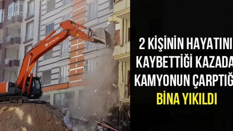 2 kişinin hayatını kaybettiği kazada kamyonun çarptığı bina yıkıldı