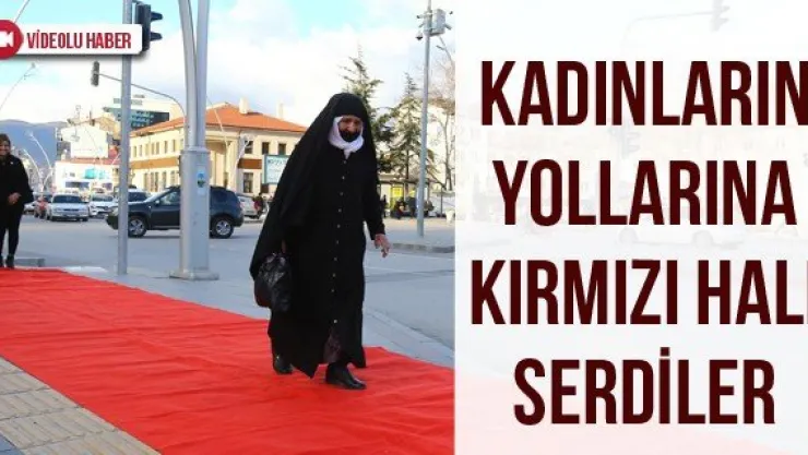Kadınların Yollarına Kırmızı Halı Serdiler