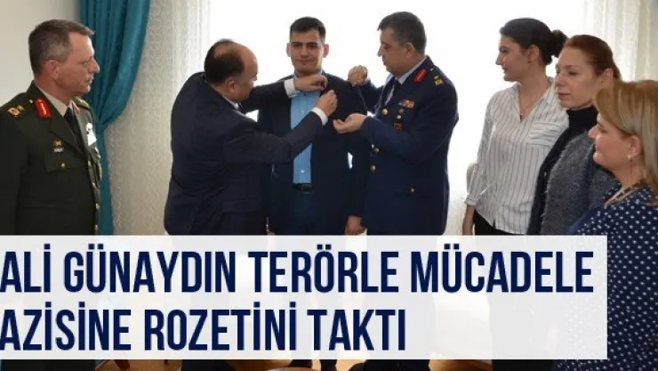 Vali Günaydın Terörle Mücadele Gazisine Rozetini Taktı