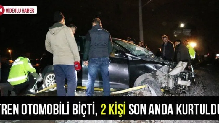 Tren Otomobili Biçti, 2 Kişi Son Anda Kurtuldu
