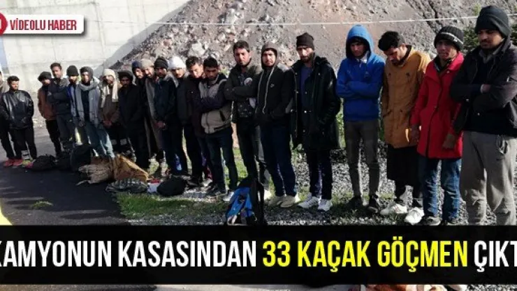 Kamyonun kasasından 33 kaçak göçmen çıktı