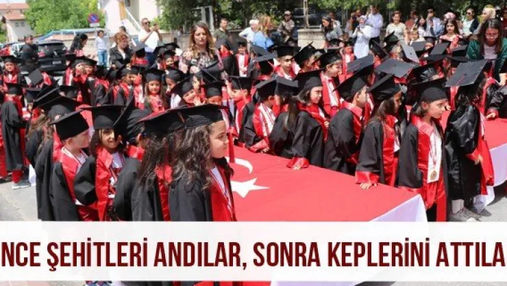 Önce şehitleri andılar, sonra keplerini attılar