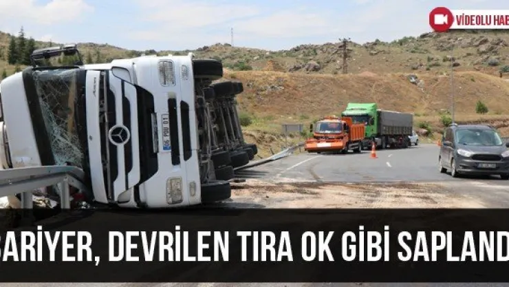 Bariyer, devrilen tıra ok gibi saplandı