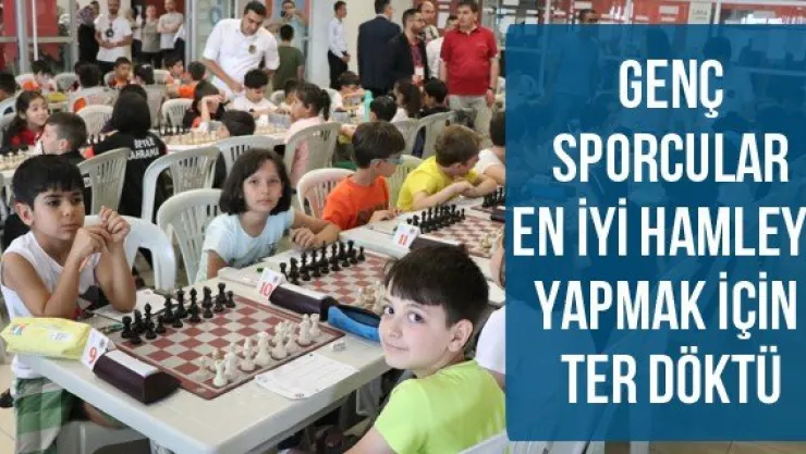 Genç sporcular en iyi hamleyi yapmak için ter döktü