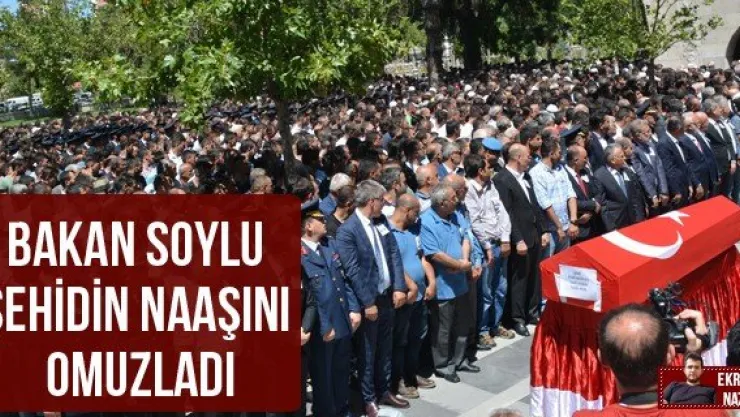 BAKAN SOYLU ŞEHİDİN NAAŞINI OMUZLADI