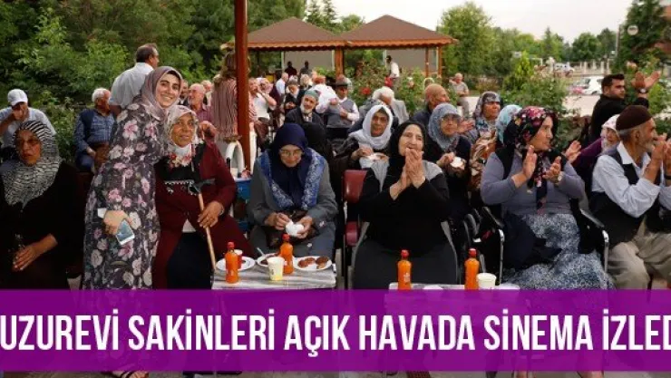 Huzurevi sakinleri açık havada sinema izledi
