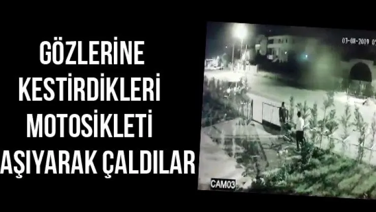 Gözlerine kestirdikleri motosikleti taşıyarak çaldılar