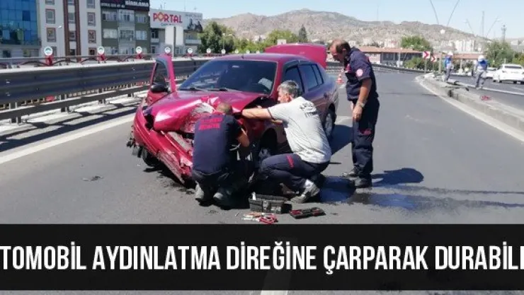 Otomobil Aydınlatma Direğine Çarparak Durabildi