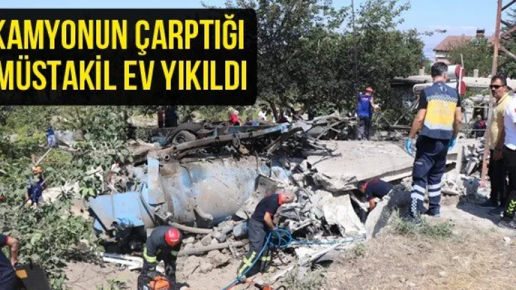 Kamyonun çarptığı müstakil ev yıkıldı