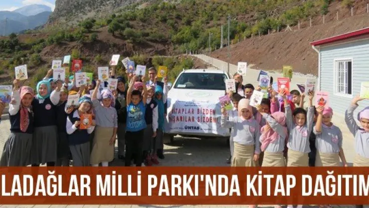 Aladağlar Milli Parkı'nda kitap dağıtımı