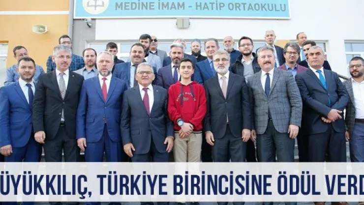 Büyükkılıç, Türkiye birincisine ödül verdi