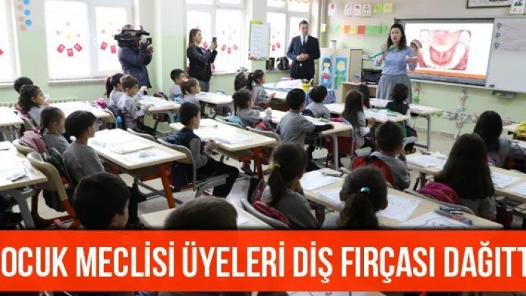 Çocuk Meclisi Üyeleri Diş Fırçası Dağıttı