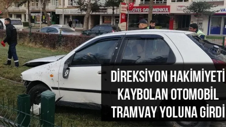 Direksiyon hakimiyeti kaybolan otomobil tramvay yoluna girdi