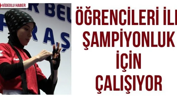 Öğrencileri ile şampiyonluk için çalışıyor