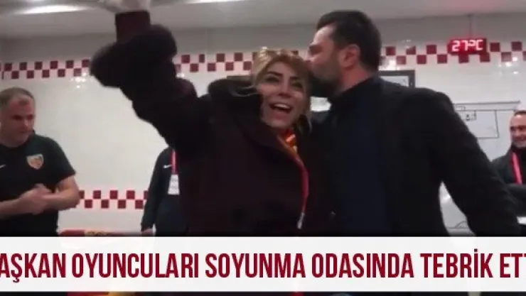 Başkan oyuncuları soyunma odasında tebrik etti