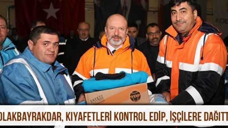 Çolakbayrakdar, kıyafetleri kontrol edip, işçilere dağıttı